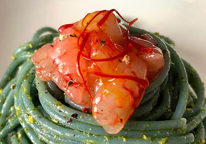 Spaghetti Diversi, con salsa di basilico e pistacchi, gambero rosso e acqua di zafferano